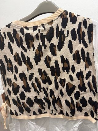 Camiseta Zara Blanca con Chaleco Leopardo