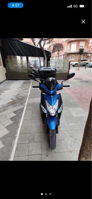 Moto Kymco Azul con Baúl