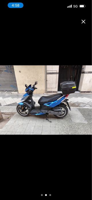 Moto Kymco Azul con Baúl