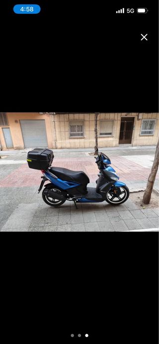 Moto Kymco Azul con Baúl