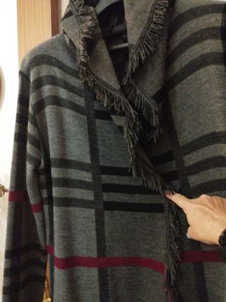 Chaqueta de punto con flecos