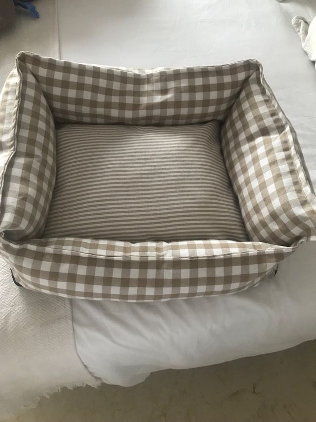 Cama para perros beige y blanca