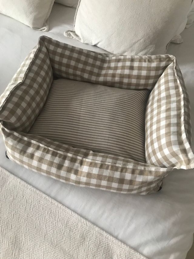 Cama para perros beige y blanca