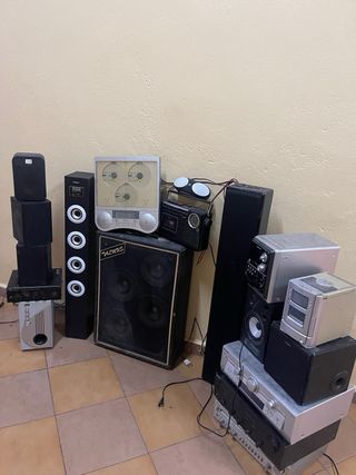 Lote de altavoces y equipos de música