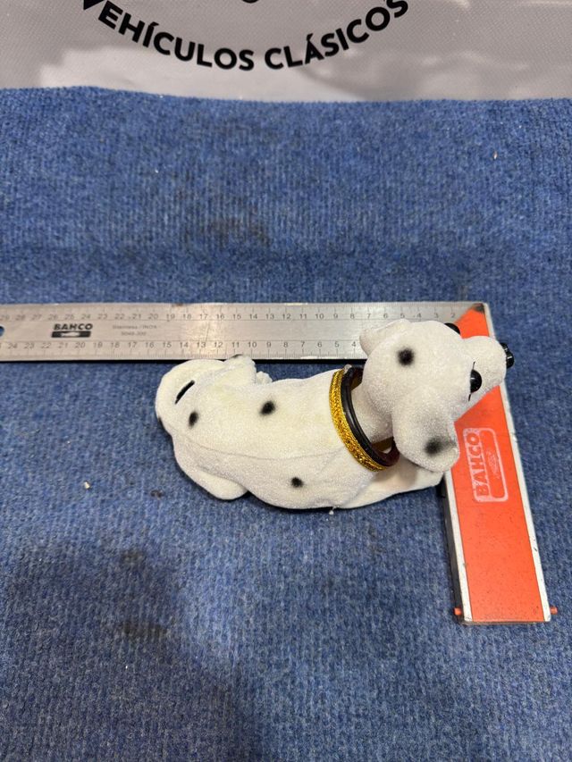 Adorno perro que  mueve cabeza blanco 