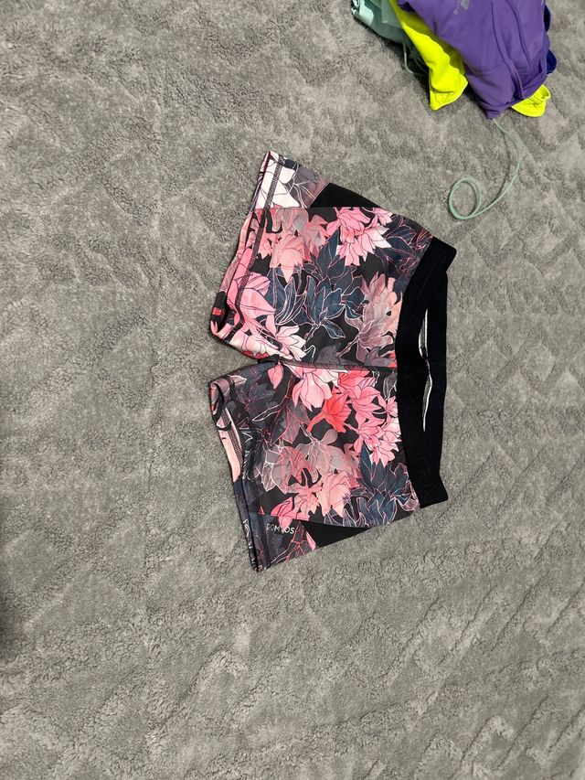Shorts florales negros y rosas