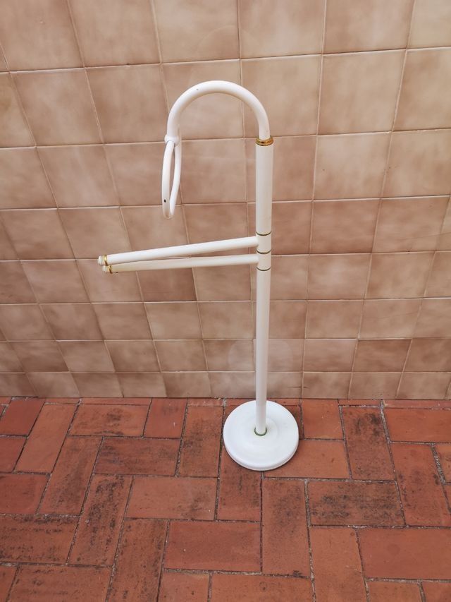 Toallero pie blanco y dorado 110cm