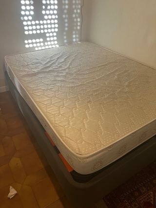 Canapé y Colchón Beige y Gris