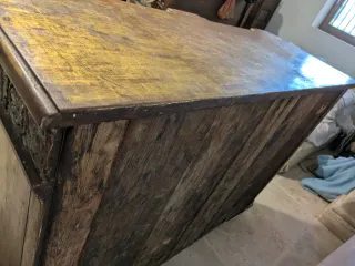 Mueble italiano madera tallada y policromada.