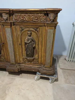 Mueble italiano madera tallada y policromada.