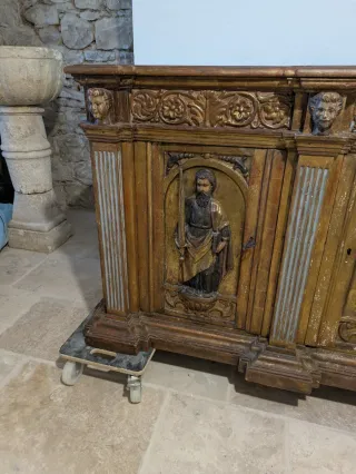 Mueble italiano madera tallada y policromada.