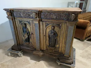 Mueble italiano madera tallada y policromada.