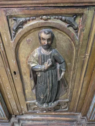 Mueble italiano madera tallada y policromada.