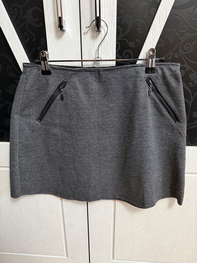 Falda tubo gris con cremalleras