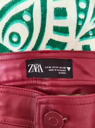 Pantalón cuero Zara granate