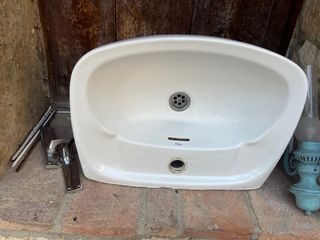 Lavabo pequeño de cerámica incluye sifón.