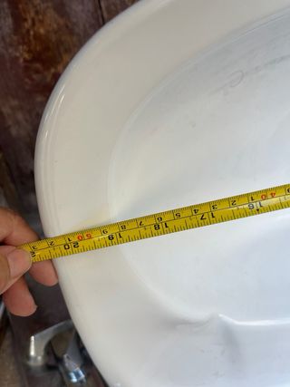 Lavabo pequeño de cerámica incluye sifón.