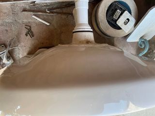 Lavabo pequeño de cerámica incluye sifón.