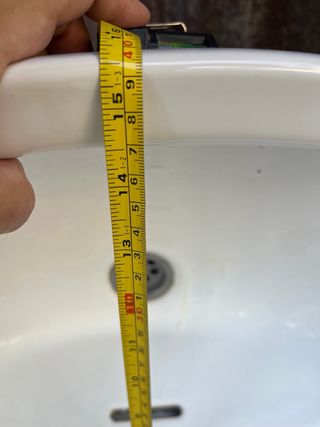 Lavabo pequeño de cerámica incluye sifón.