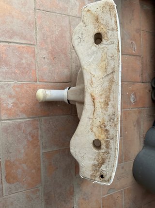 Lavabo pequeño de cerámica  incluye sifón.