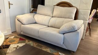 Sofá moderno beige con asientos deslizantes