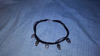 Collar de calaveras negro y plateado