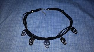 Collar de calaveras negro y plateado
