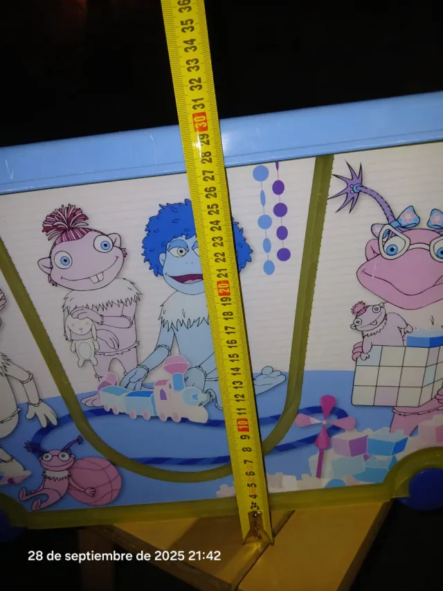 Cajón de plástico azul y amarillo