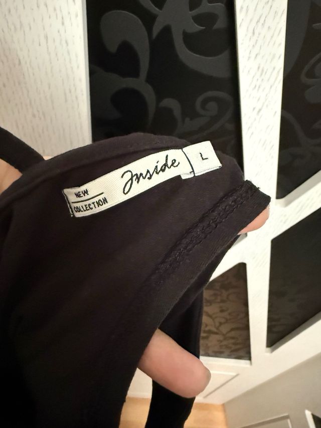 Vestido negro con tiras cruzadas