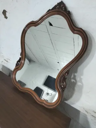 Mueble clásico, espejo,  mesita auxiliar y vitrina