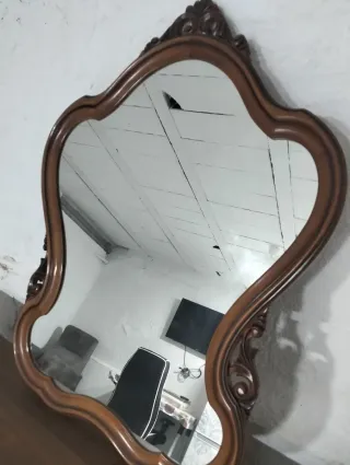 Mueble clásico, espejo,  mesita auxiliar y vitrina