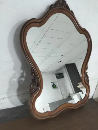 Mueble clásico, espejo,  mesita auxiliar y vitrina