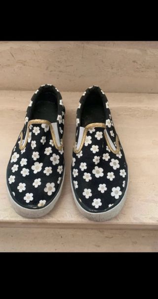 Scarpe slip-on nere con fiori bianchi