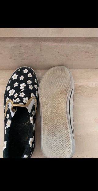 Scarpe slip-on nere con fiori bianchi