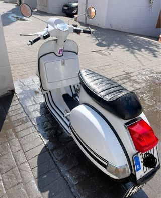 Vespa Px 125 Blanca, de 2004.