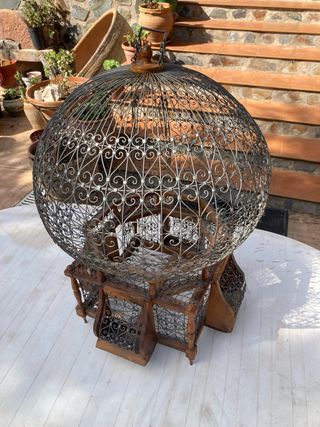 Jaula de pájaros antigua con filigranas