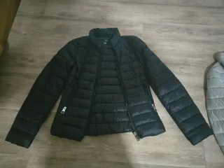 Dos chaquetas plumífero ligeras de Mango