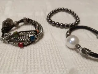 Pulseras de cuero y abalorios