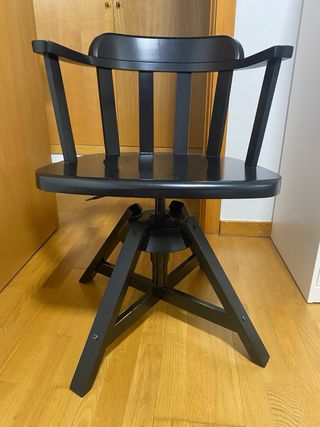Silla giratoria de madera negra