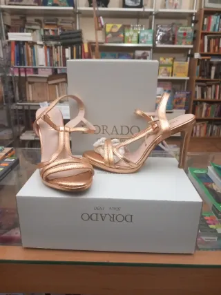 Sandalias de tacón color bronce