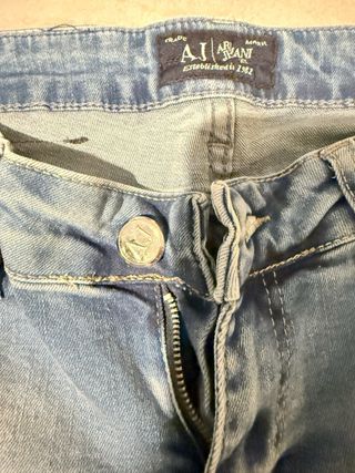 Pantalón vaquero slim desgastado