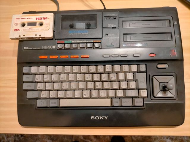 Ordenador MSX Sony HB-501P con juego