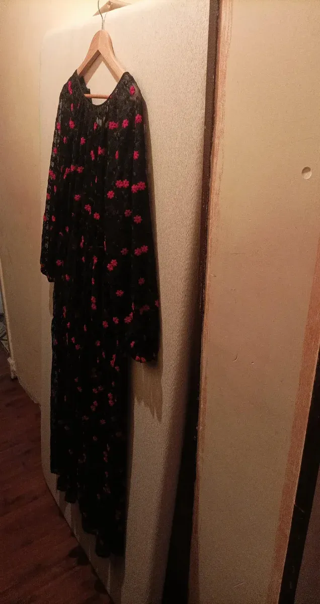 Vestido negro encaje flores rojas XXL
