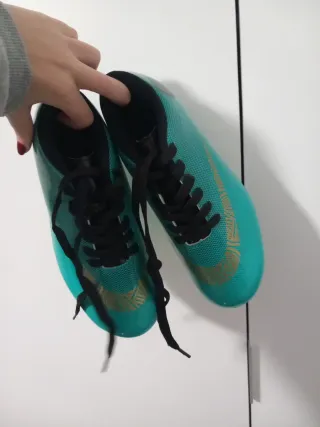 Zapatillas de atletismo color turquesa y dorado