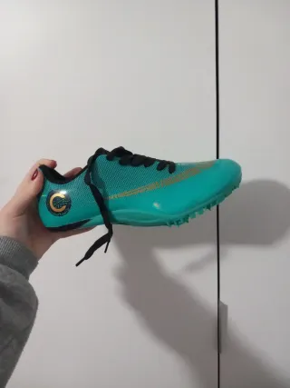 Zapatillas de atletismo color turquesa y dorado
