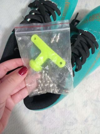 Zapatillas de atletismo color turquesa y dorado