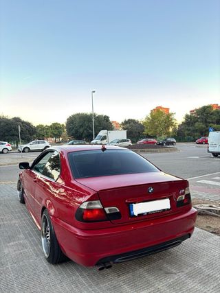 BMW Serie 3 2004 con pegatina B