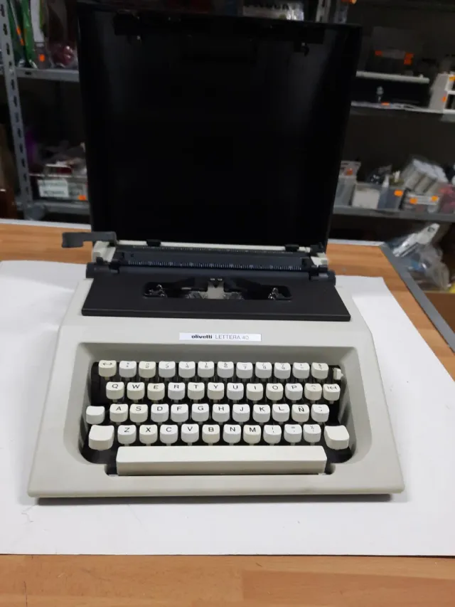 Máquina de escribir Olivetti Lettera 40