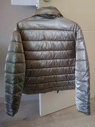 Parka plateada acolchada