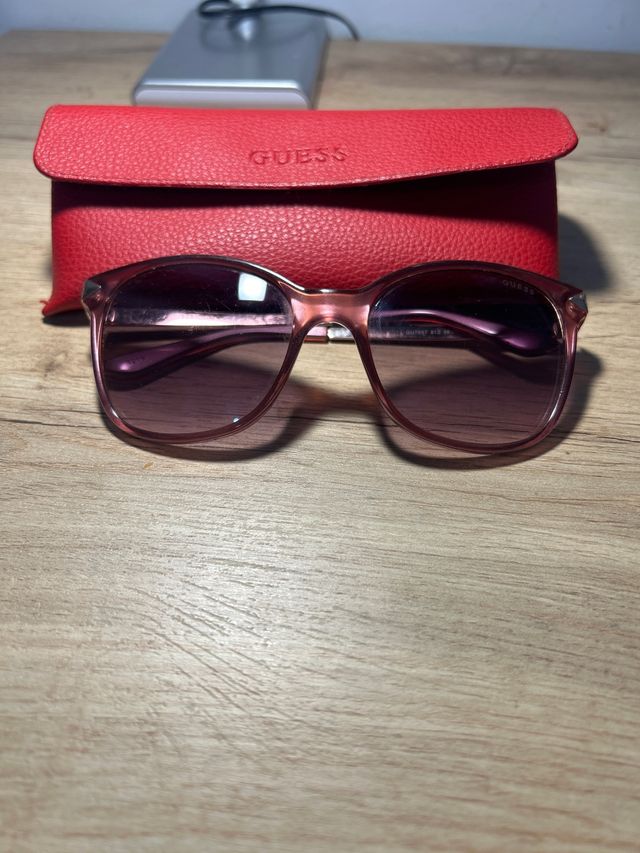 Gafas de sol Guess rosas y moradas